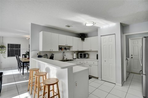 House in Miami, Florida 3 bedrooms, 192.87 sq.m. № 1377080 - photo 9