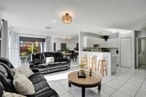 House in Miami, Florida 3 bedrooms, 192.87 sq.m. № 1377080 - photo 8