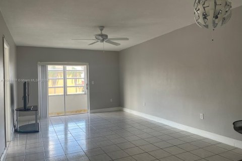 Condo in Hialeah Gardens, Florida, 2 bedrooms  № 1377084 - photo 1