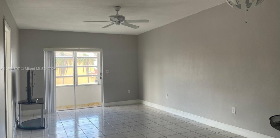 Condo à Hialeah Gardens, Floride, 2 chambres  № 1377084