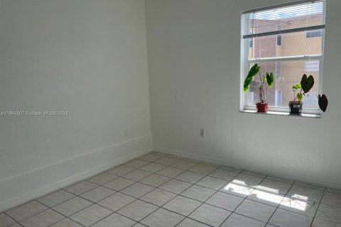 Condo in Hialeah Gardens, Florida, 2 bedrooms  № 1377084 - photo 6