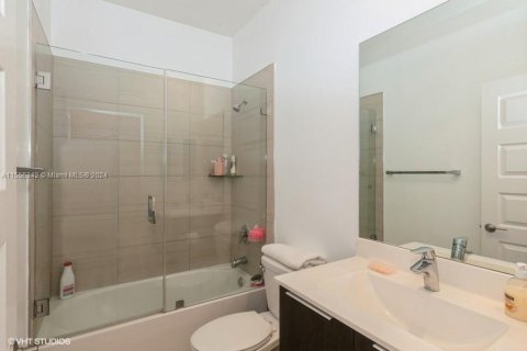 Townhouse in Doral, Florida 4 bedrooms, 195.56 sq.m. № 1078404 - photo 21