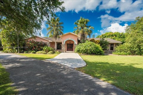 Villa ou maison à vendre à Miami, Floride: 3 chambres, 425.4 m2 № 1370709 - photo 1