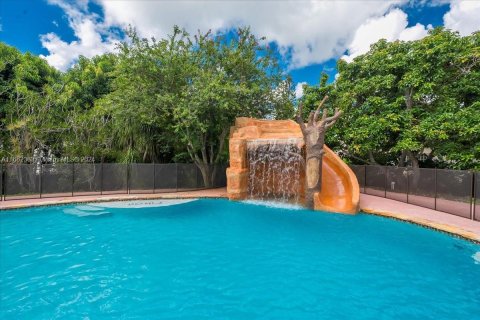 Casa en venta en Miami, Florida, 3 dormitorios, 425.4 m2 № 1370709 - foto 23