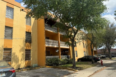 Condominio en venta en Hialeah, Florida, 2 dormitorios, 80.82 m2 № 1058583 - foto 8