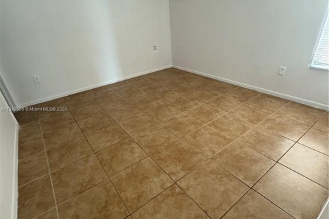 Condominio en venta en Hialeah, Florida, 2 dormitorios, 80.82 m2 № 1058583 - foto 5