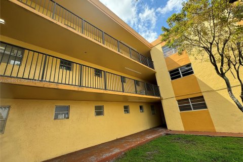 Condominio en venta en Hialeah, Florida, 2 dormitorios, 80.82 m2 № 1058583 - foto 9