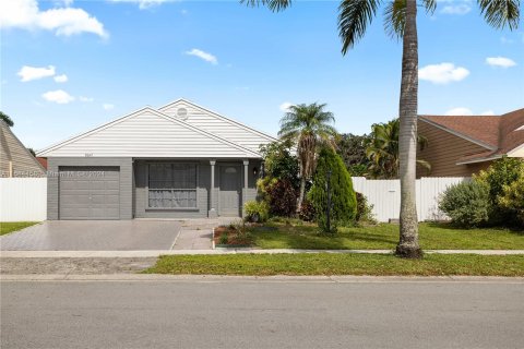 Villa ou maison à vendre à Pembroke Pines, Floride: 3 chambres, 102.47 m2 № 1420277 - photo 2