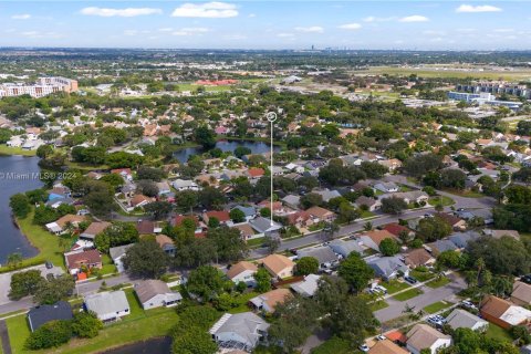 Villa ou maison à vendre à Pembroke Pines, Floride: 3 chambres, 102.47 m2 № 1420277 - photo 30