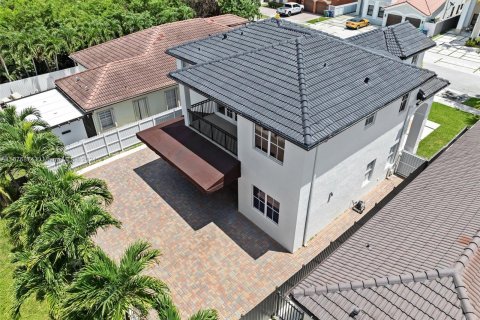 Casa en venta en Hialeah, Florida, 5 dormitorios, 233.28 m2 № 1402555 - foto 30