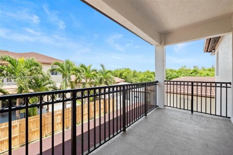 Casa en venta en Hialeah, Florida, 5 dormitorios, 233.28 m2 № 1402555 - foto 12