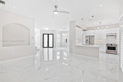 Casa en venta en Hialeah, Florida, 5 dormitorios, 233.28 m2 № 1402555 - foto 2