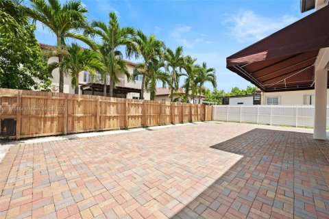 Casa en venta en Hialeah, Florida, 5 dormitorios, 233.28 m2 № 1402555 - foto 29