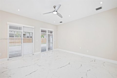 Casa en venta en Hialeah, Florida, 5 dormitorios, 233.28 m2 № 1402555 - foto 4