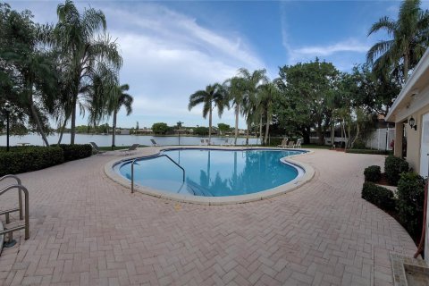 Villa ou maison à vendre à Pembroke Pines, Floride: 3 chambres, 155.61 m2 № 1171414 - photo 1