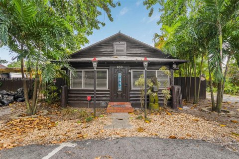 Casa en venta en Biscayne Park, Florida, 4 dormitorios, 214.23 m2 № 1044975 - foto 1