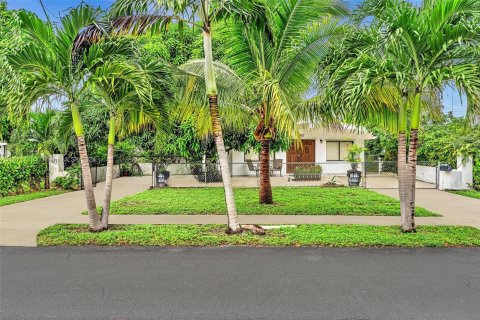 House in North Miami Beach, Florida 3 bedrooms, 171.68 sq.m. № 1397421 - photo 1