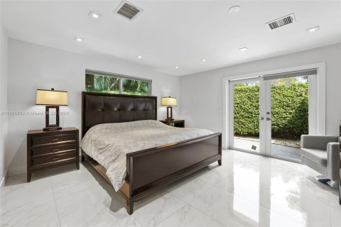 House in Miami Beach, Florida 5 bedrooms, 259.48 sq.m. № 1397384 - photo 16