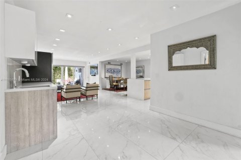 House in Miami Beach, Florida 5 bedrooms, 259.48 sq.m. № 1397384 - photo 5