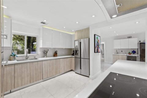 House in Miami Beach, Florida 5 bedrooms, 259.48 sq.m. № 1397384 - photo 12