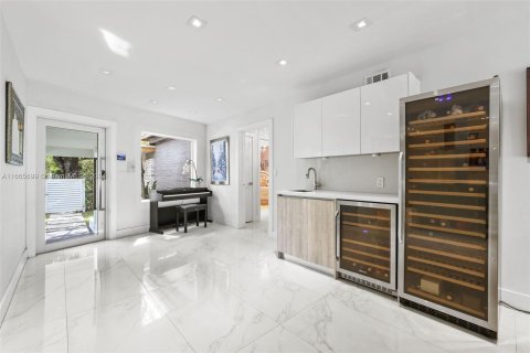 House in Miami Beach, Florida 5 bedrooms, 259.48 sq.m. № 1397384 - photo 7