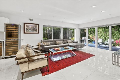 House in Miami Beach, Florida 5 bedrooms, 259.48 sq.m. № 1397384 - photo 1