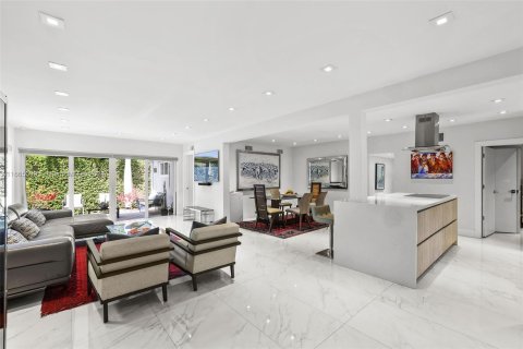 House in Miami Beach, Florida 5 bedrooms, 259.48 sq.m. № 1397384 - photo 4