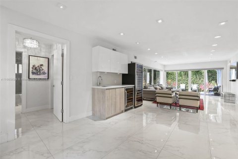 House in Miami Beach, Florida 5 bedrooms, 259.48 sq.m. № 1397384 - photo 6