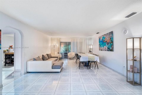 Casa en venta en Sunny Isles Beach, Florida, 3 dormitorios, 165.74 m2 № 1397420 - foto 6