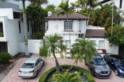 House in Miami, Florida 4 bedrooms, 233.84 sq.m. № 1019496 - photo 1