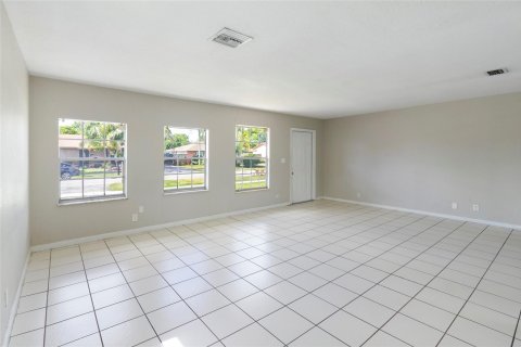 House in North Lauderdale, Florida 3 bedrooms, 115.85 sq.m. № 1160781 - photo 13