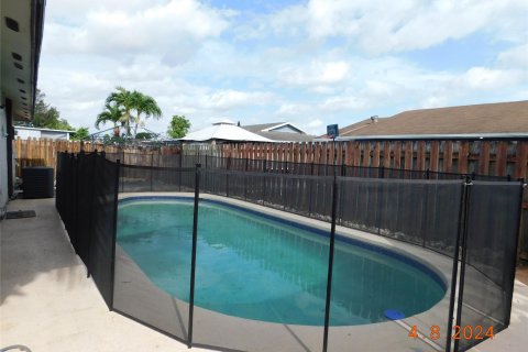 House in North Lauderdale, Florida 3 bedrooms, 115.85 sq.m. № 1160781 - photo 1