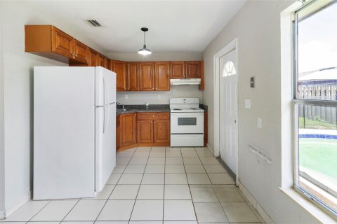 House in North Lauderdale, Florida 3 bedrooms, 115.85 sq.m. № 1160781 - photo 10