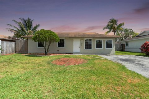 House in North Lauderdale, Florida 3 bedrooms, 115.85 sq.m. № 1160781 - photo 17