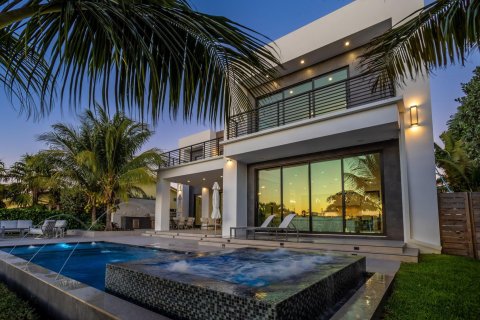 Villa ou maison à vendre à Deerfield Beach, Floride: 5 chambres, 455.78 m2 № 1040947 - photo 2