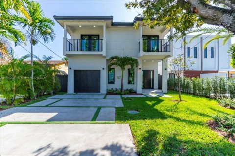 Casa en venta en West Miami, Florida, 4 dormitorios, 250.84 m2 № 1067460 - foto 1