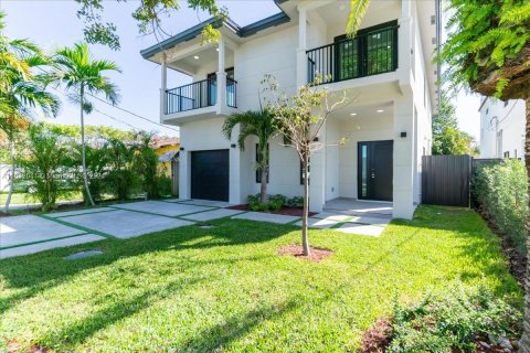 Casa en venta en West Miami, Florida, 4 dormitorios, 250.84 m2 № 1067460 - foto 2