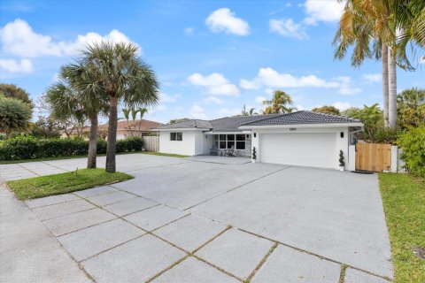 House in Lighthouse Point, Florida 3 bedrooms, 191.66 sq.m. № 1049894 - photo 3