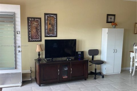Condominio en venta en Hallandale Beach, Florida, 1 dormitorio, 58.06 m2 № 1047327 - foto 5