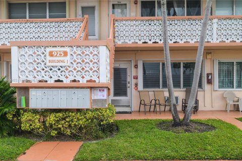 Condominio en venta en Hallandale Beach, Florida, 1 dormitorio, 58.06 m2 № 1047327 - foto 16