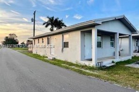 Casa en venta en Pahokee, Florida, 3 dormitorios, 445.93 m2 № 1021697 - foto 2
