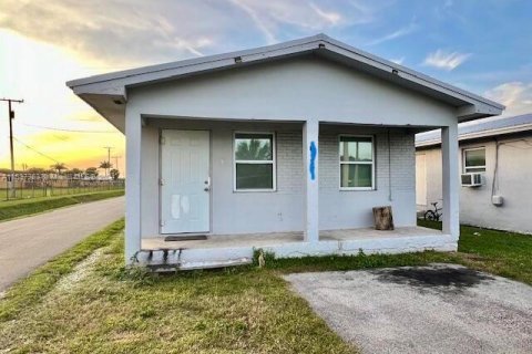 House in Pahokee, Florida 3 bedrooms, 445.93 sq.m. № 1021697 - photo 1