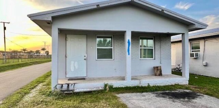 House in Pahokee, Florida 3 bedrooms, 445.93 sq.m. № 1021697