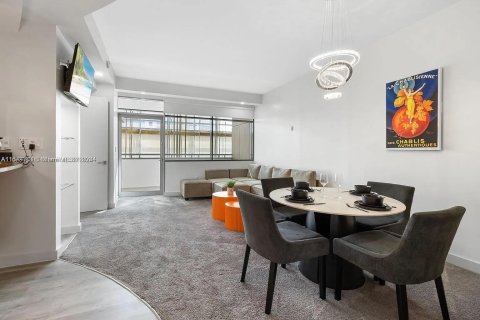 Condo in Miami, Florida, 1 bedroom  № 1396054 - photo 2