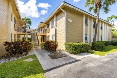 Condo in Coral Springs, Florida, 2 bedrooms  № 1396001 - photo 2