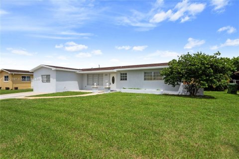 Villa ou maison à vendre à Pembroke Pines, Floride: 3 chambres, 190.64 m2 № 1395955 - photo 2