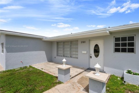 Villa ou maison à vendre à Pembroke Pines, Floride: 3 chambres, 190.64 m2 № 1395955 - photo 4