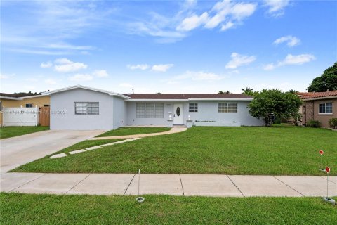 Villa ou maison à vendre à Pembroke Pines, Floride: 3 chambres, 190.64 m2 № 1395955 - photo 1