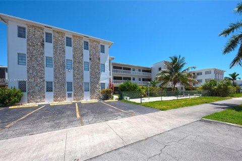 Condominio en venta en Hallandale Beach, Florida, 1 dormitorio, 52.4 m2 № 1184347 - foto 15