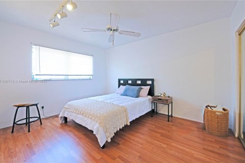 Condominio en venta en Hallandale Beach, Florida, 1 dormitorio, 52.4 m2 № 1184347 - foto 10